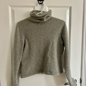 Cozy Women's Turtleneck Cashmere Sweater - Gray